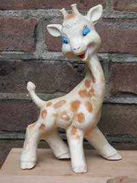 girafje, oud piepbeestje foto van een oud piepbeestje, een girafje