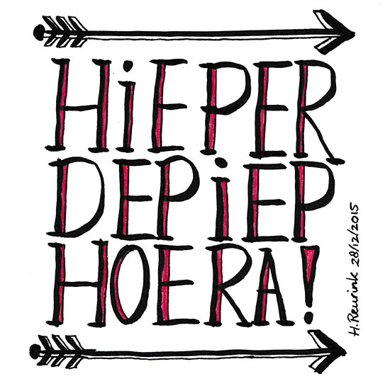 Hieperdepiep Hoera, handlettering tekst met illustratieve pijlen voor verjaardagskaart, © Hilde Reurink