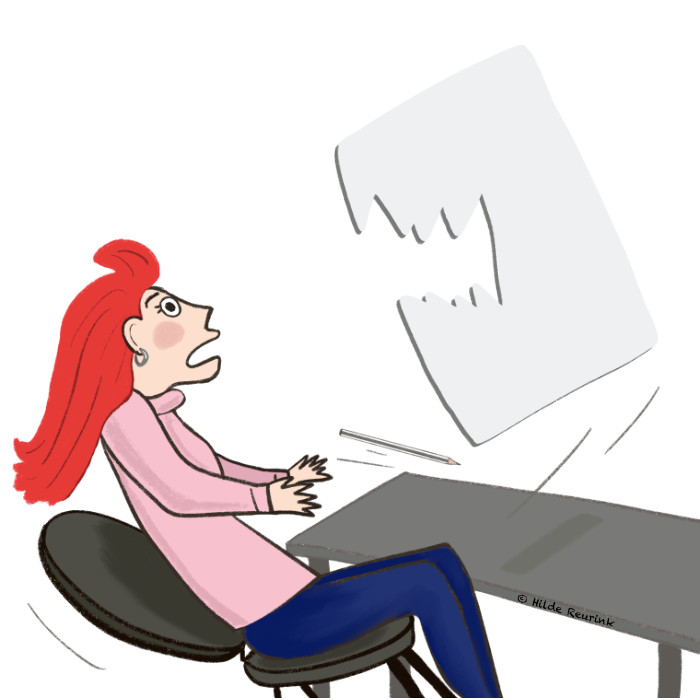 symbolische illustratie van vrouw aan bureau die schrikt van leeg blad papier
