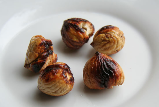 foto van gepofte kastanjes, lekker om te eten