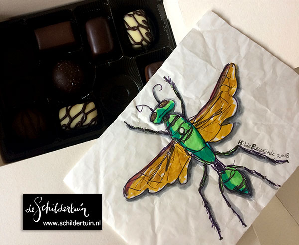 tekening van een Chlorion lobatum (jaagwesp) op inlay van bonbondoosje