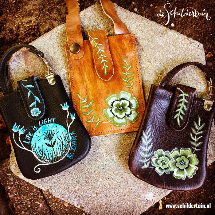 foto van drie handgeschilderde leren sleuteltasjes met bloemen