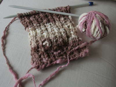 foto van een sjaal in wording op breinaald