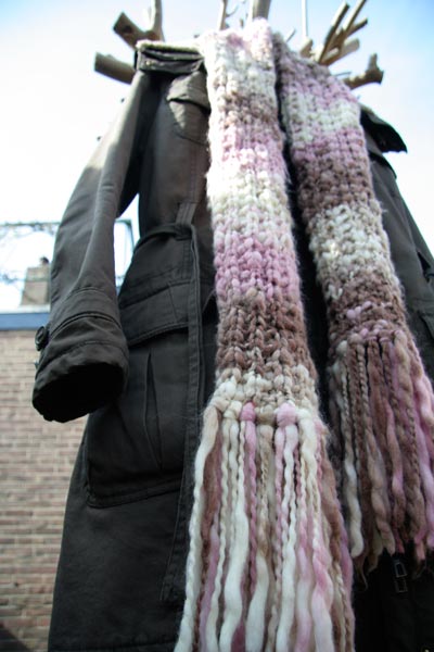 foto van zelfgebreide sjaal en winterjas