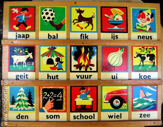 foto van een vintage houten leesplankje
