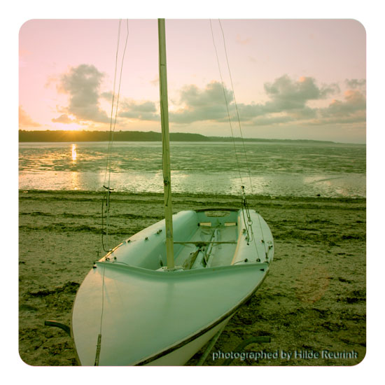 foto van bootje aan zee