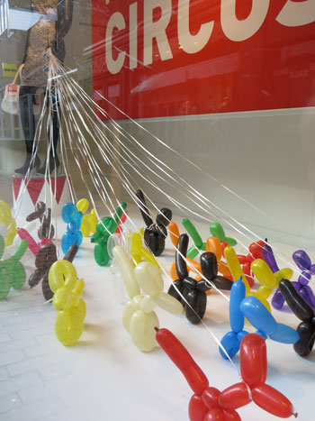 kleurige etalage met ballonnenhondjes