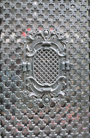 detail van het ijzerwerk op een voordeur