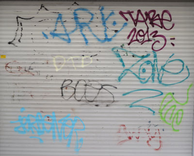 Graffiti tags op een rolluik voor een winkel