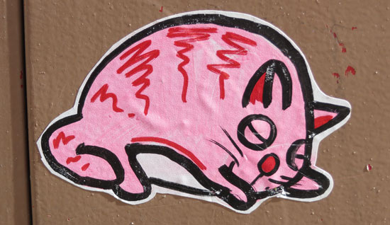 getekende sticker met slapende roze kat